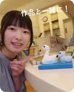図工作品と一緒に映った写真