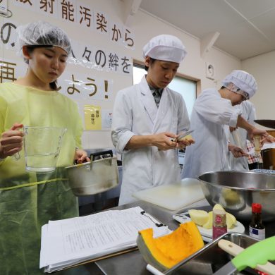 ＜写真２：レシピの試作中＞