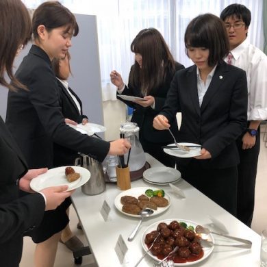 日東ベスト(株)での試食風景 – コピー