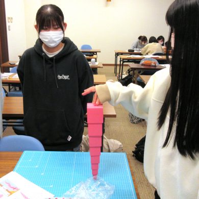 ピンクタワーの逆さ積み01